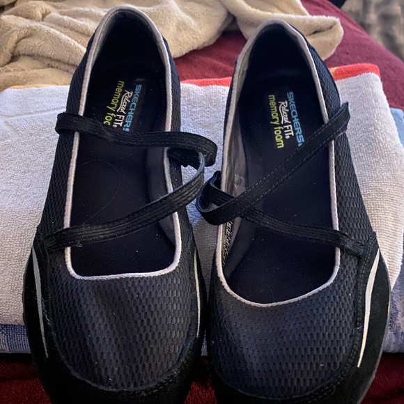 SKECHERS Shoes - Picture 2 of 5